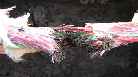 avgrävd kabel i marken